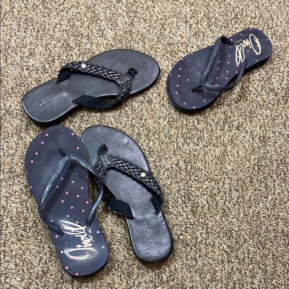 2 Pairs O'Neill Size L 5-6 Black and Pink Polka Dot Flip Flops & Arizona Size 7 - Picture 2 of 8